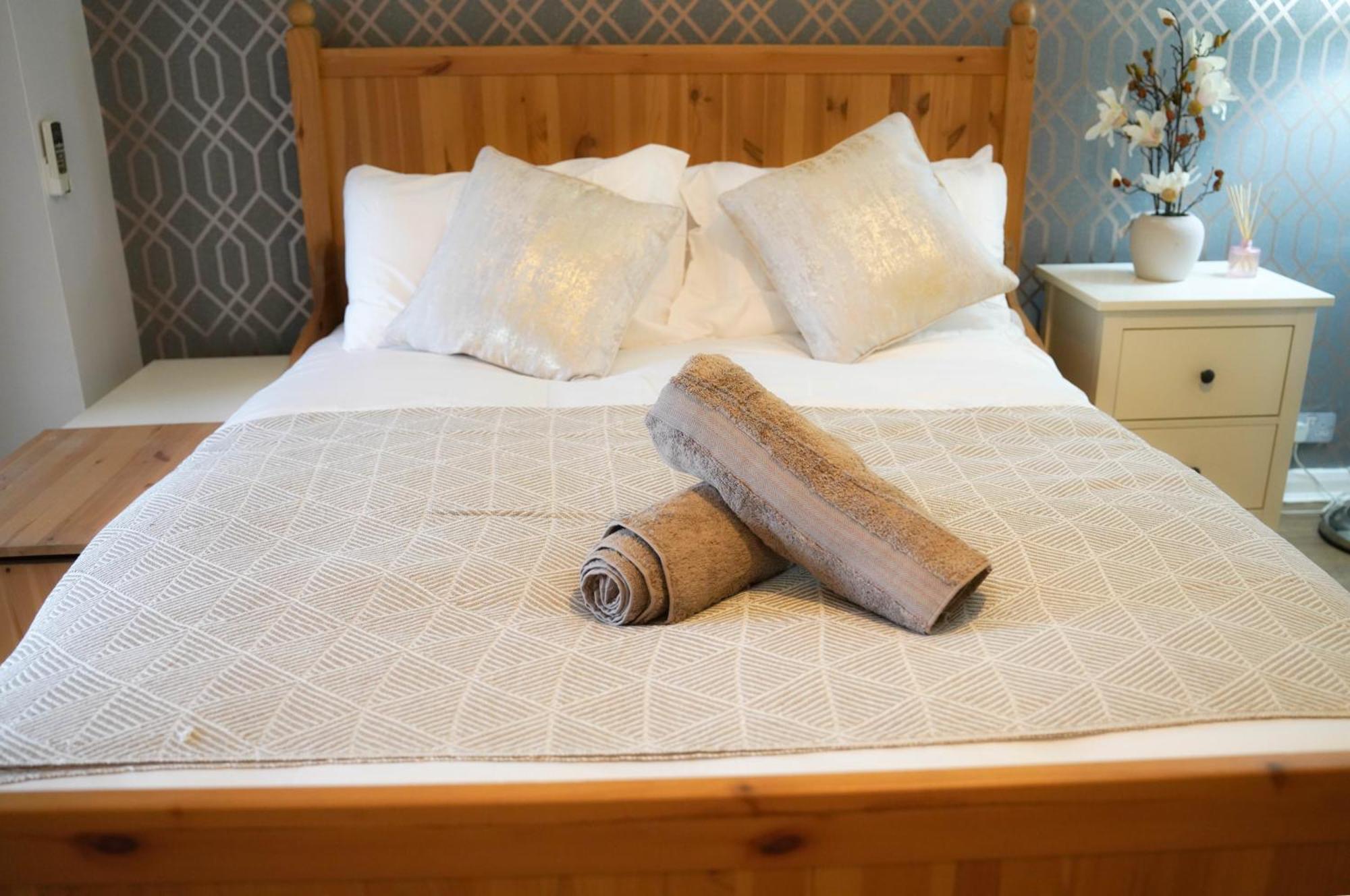 Lux 5 Bed Sleeps 11, 10 Mins From Wembley Stadium, Jacuzzi And Steam Shower Harrow on the Hill Exterior photo